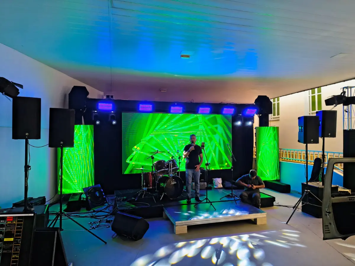 Estrutura com painel de LED, som e iluminação em palco