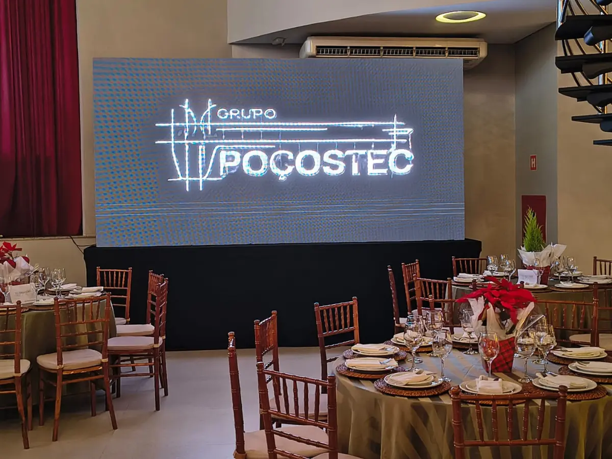 Painel de LED em jantar corporativo do Grupo Poçostec