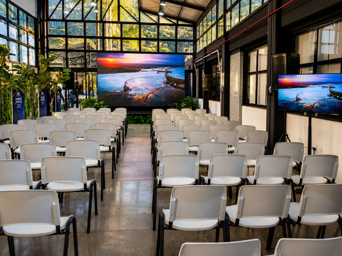 Painel de LED em ambiente interno com público